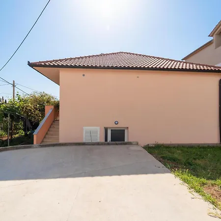 1 Bedroom Gorgeous In זאדאר