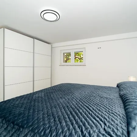 1 Bedroom Gorgeous In Апартаменти Задар