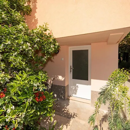 1 Bedroom Gorgeous In Апартаменти